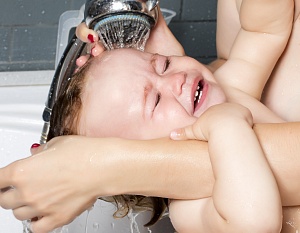 Ребенок панически боится мыть голову: что делать